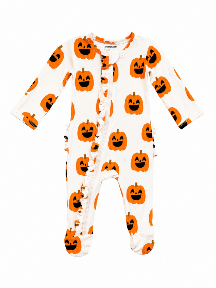 White romper with orange pumpkin print and ruffles, ideal for Halloween. Perfect for toddlers and infants.