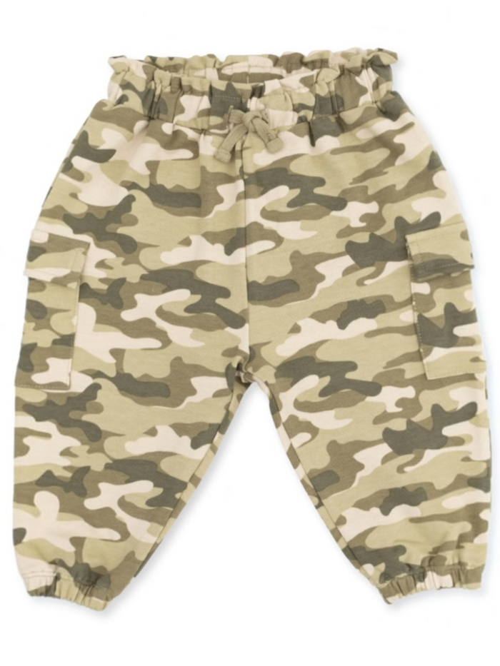 Casual camouflage pants with an elastic waistband and side pockets for comfort and style.