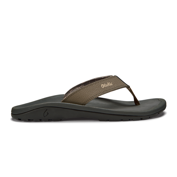 A pair of Men's Olukai Ohana Flip Flops in black color with water-resistant straps and a rubber outsole.