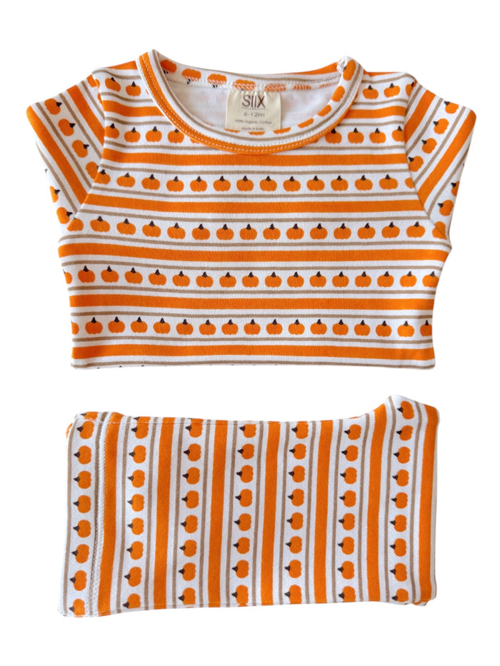 Pumpkin-patterned organic cotton children's outfit in orange and white stripes. Ideal for fall festivities.