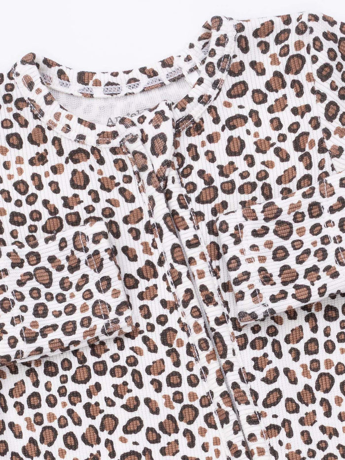 Leopard print sleepwear in soft fabric with button closures and contrasting pockets. Perfect for cozy sleep.
