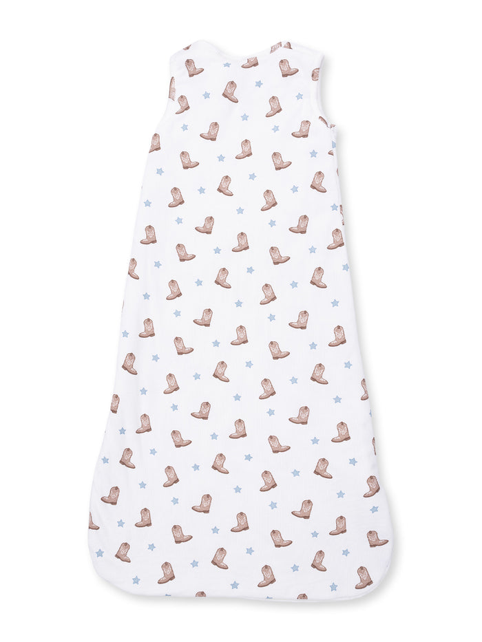 White sleep sack with a playful cowboy boot and star pattern. Ideal for cozy and safe sleep.