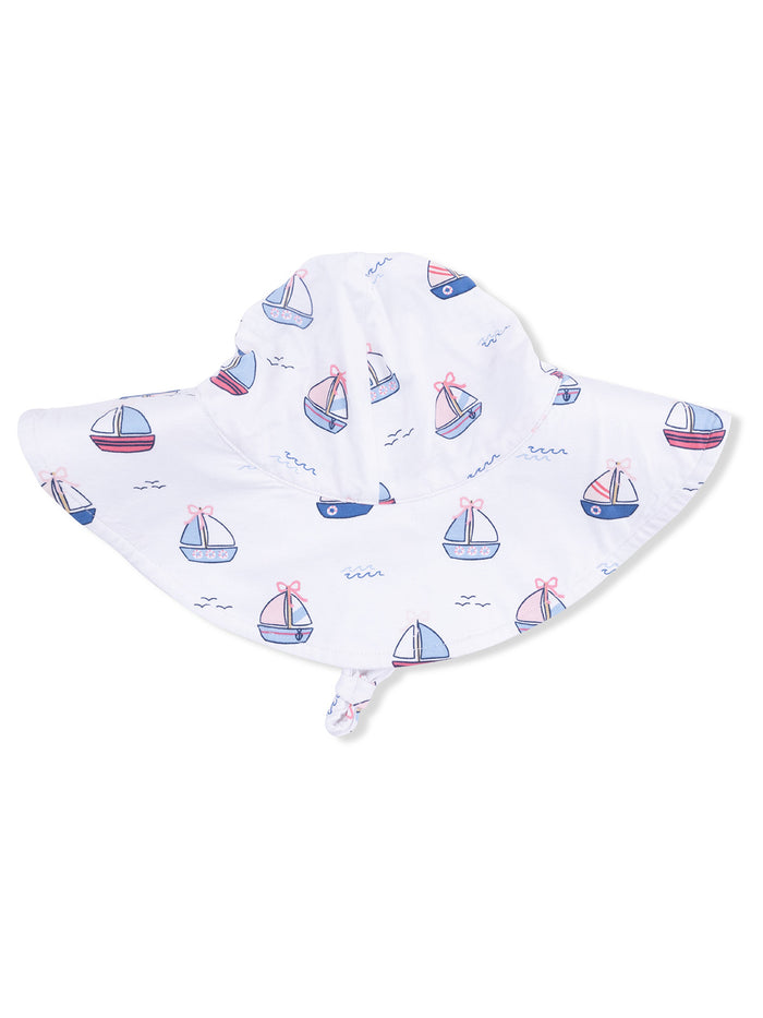 White sun hat adorned with colorful sailboat prints, perfect for sunny days and outdoor adventures.