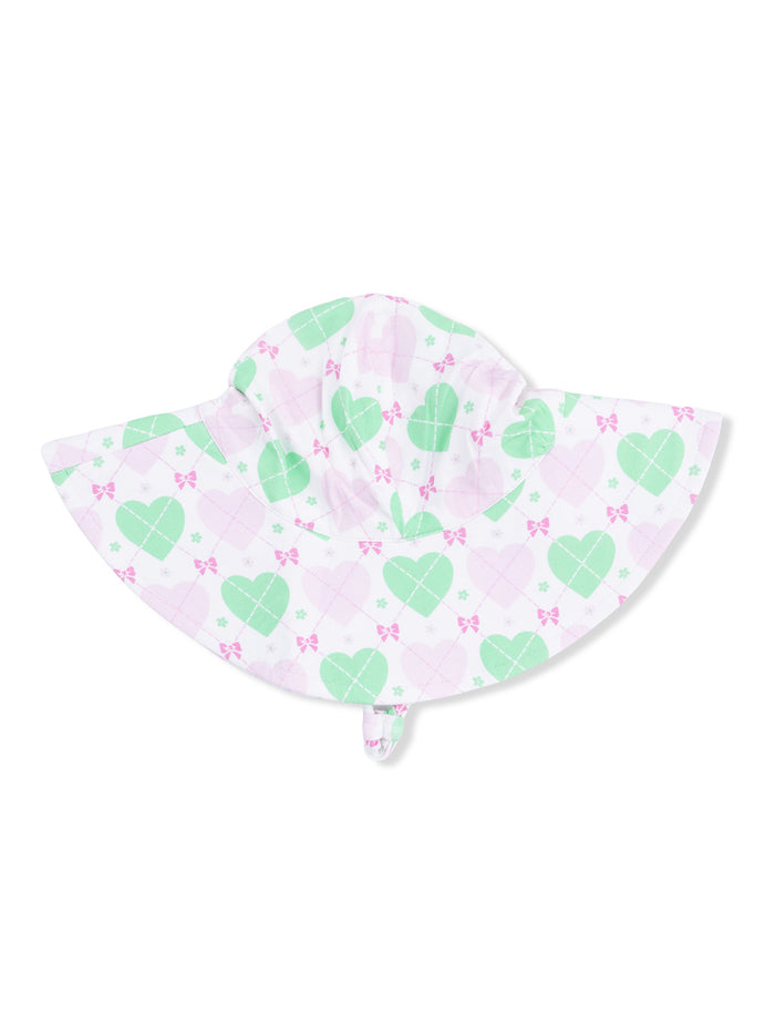 White sun hat with green hearts and pink bows, ideal for kids in sunny weather.